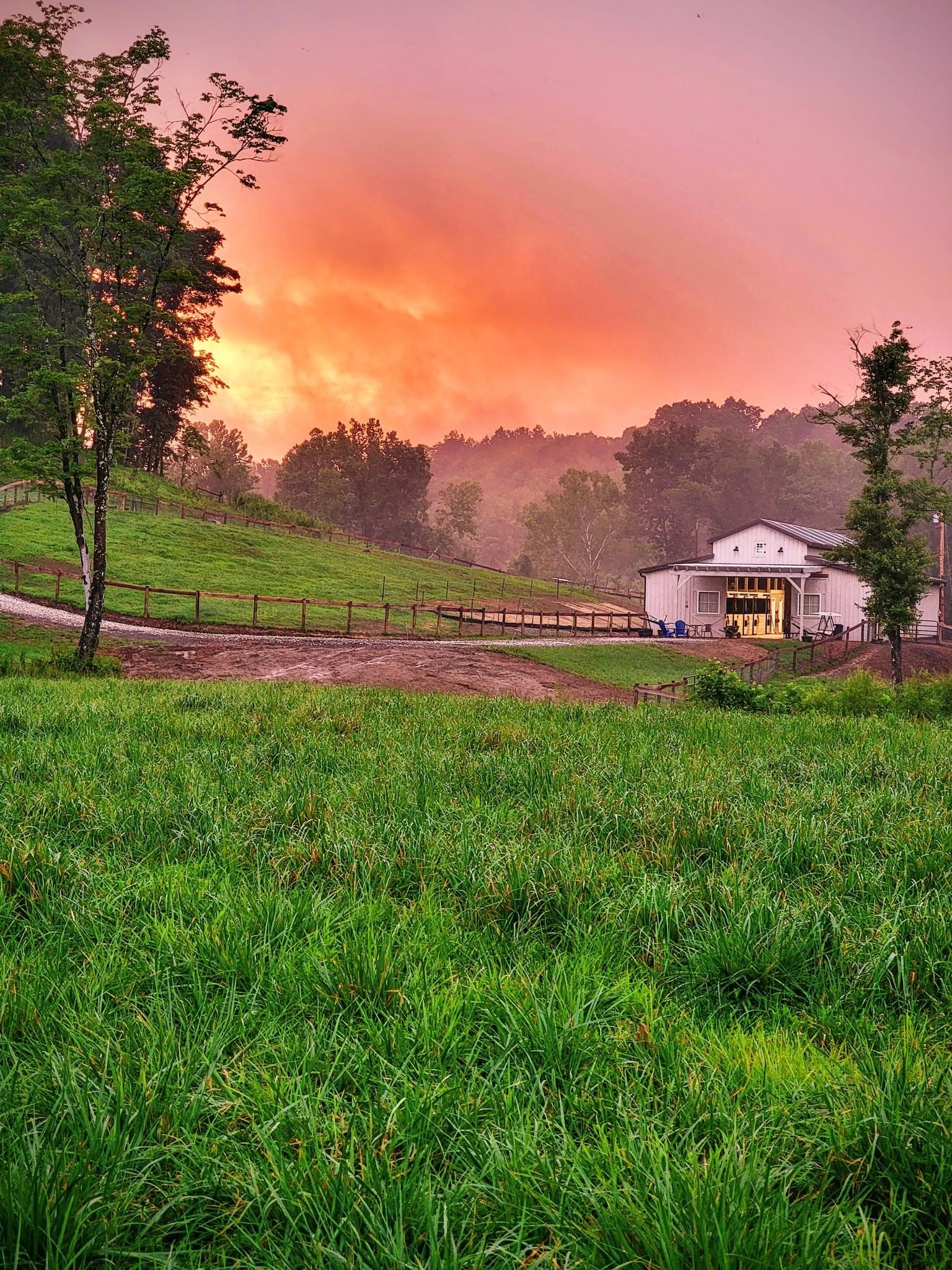 Barn at sunset event venue Horseshoe Heaven